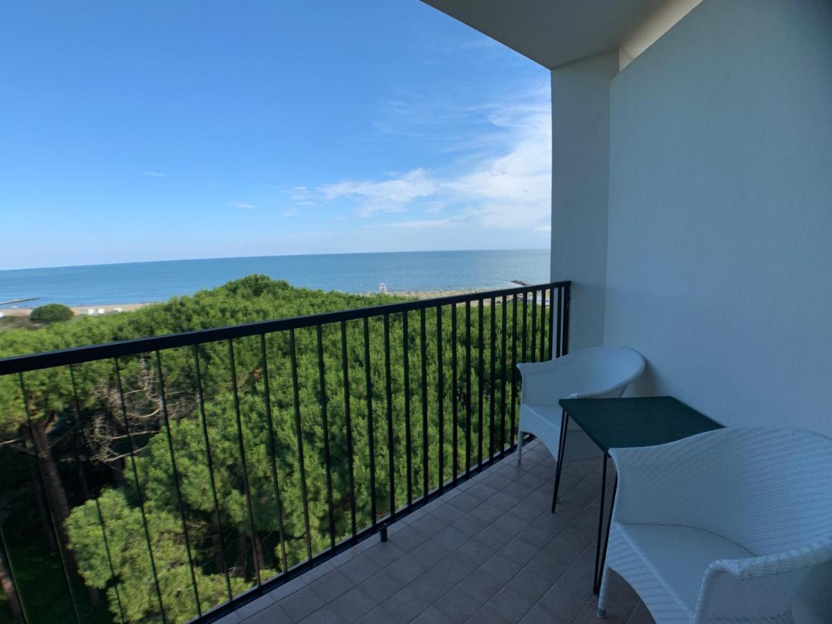 Hotel Beau Rivage Pineta Lido di Jesolo Exteriör bild