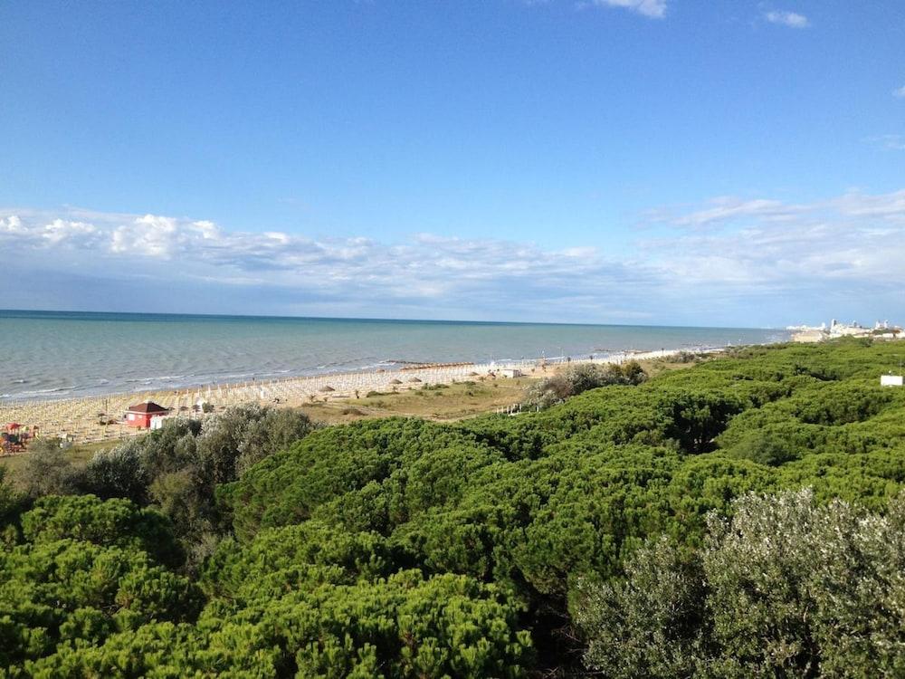 Hotel Beau Rivage Pineta Lido di Jesolo Exteriör bild