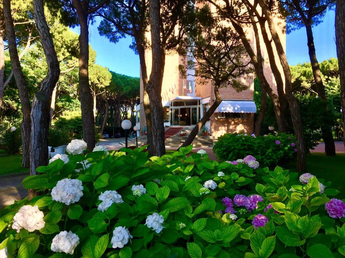 Hotel Beau Rivage Pineta Lido di Jesolo Exteriör bild