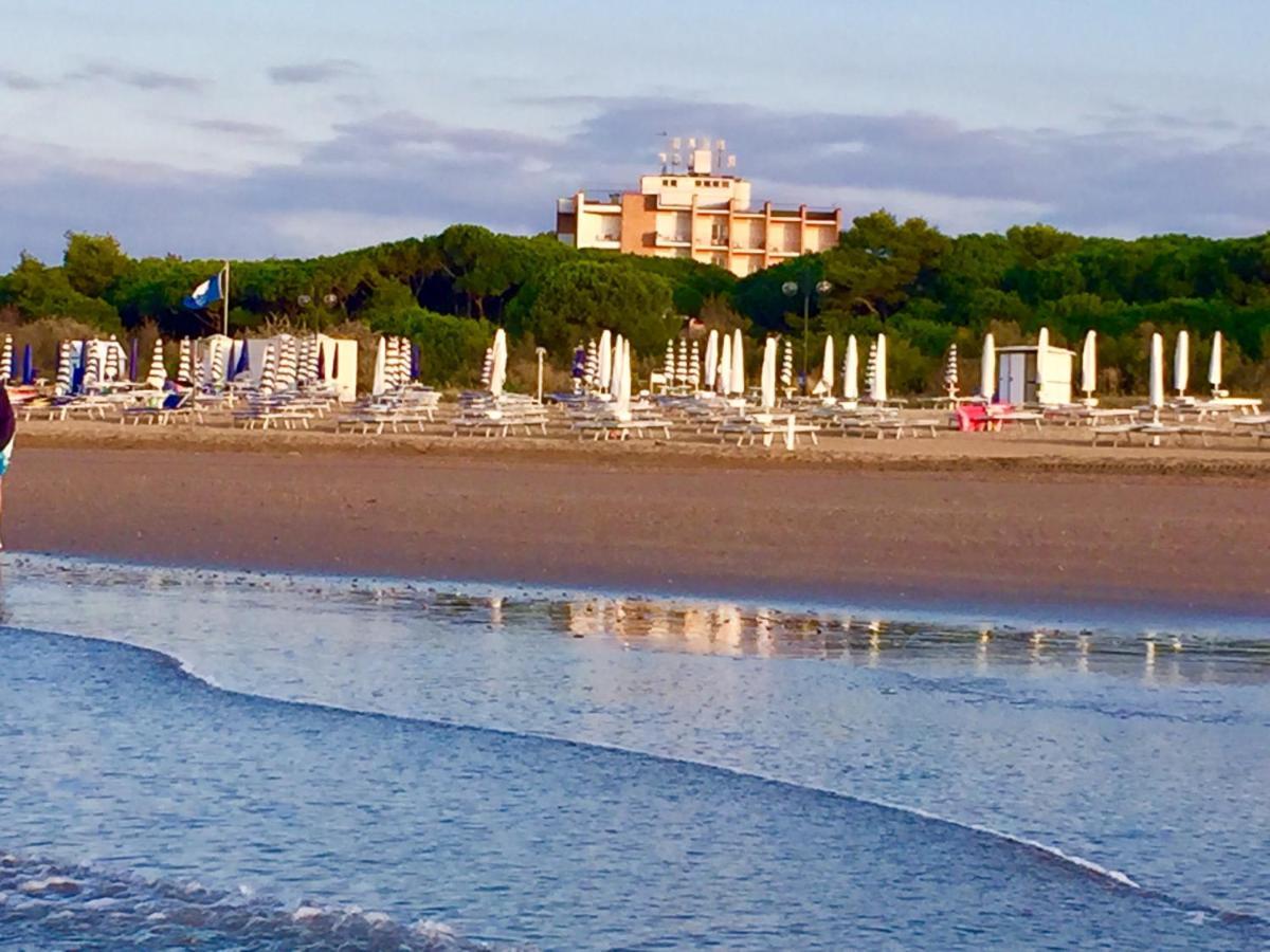 Hotel Beau Rivage Pineta Lido di Jesolo Exteriör bild