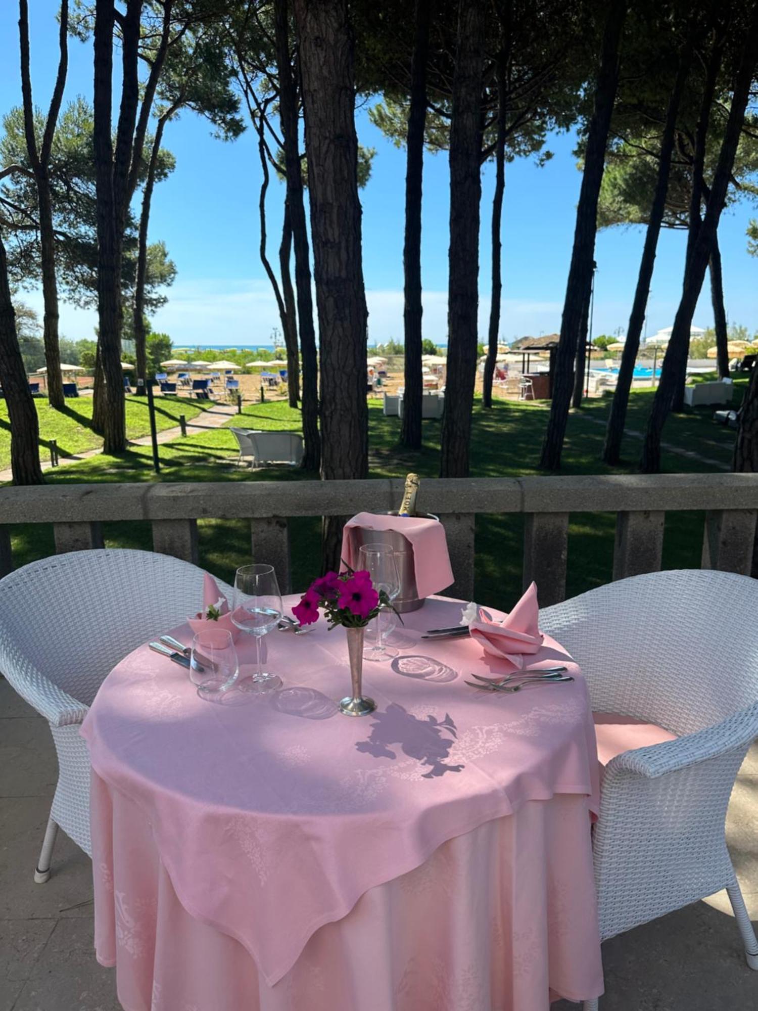 Hotel Beau Rivage Pineta Lido di Jesolo Exteriör bild