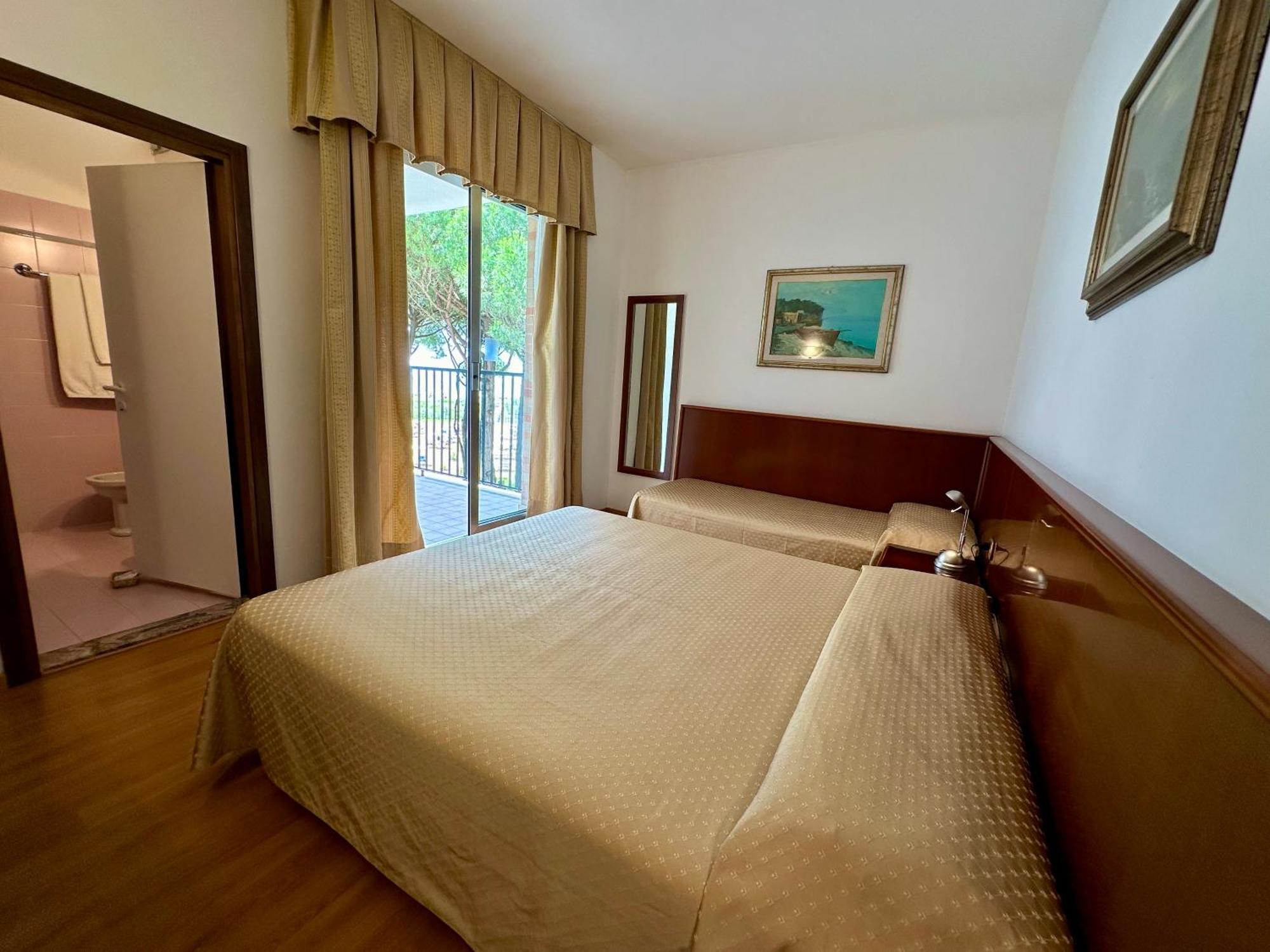 Hotel Beau Rivage Pineta Lido di Jesolo Exteriör bild