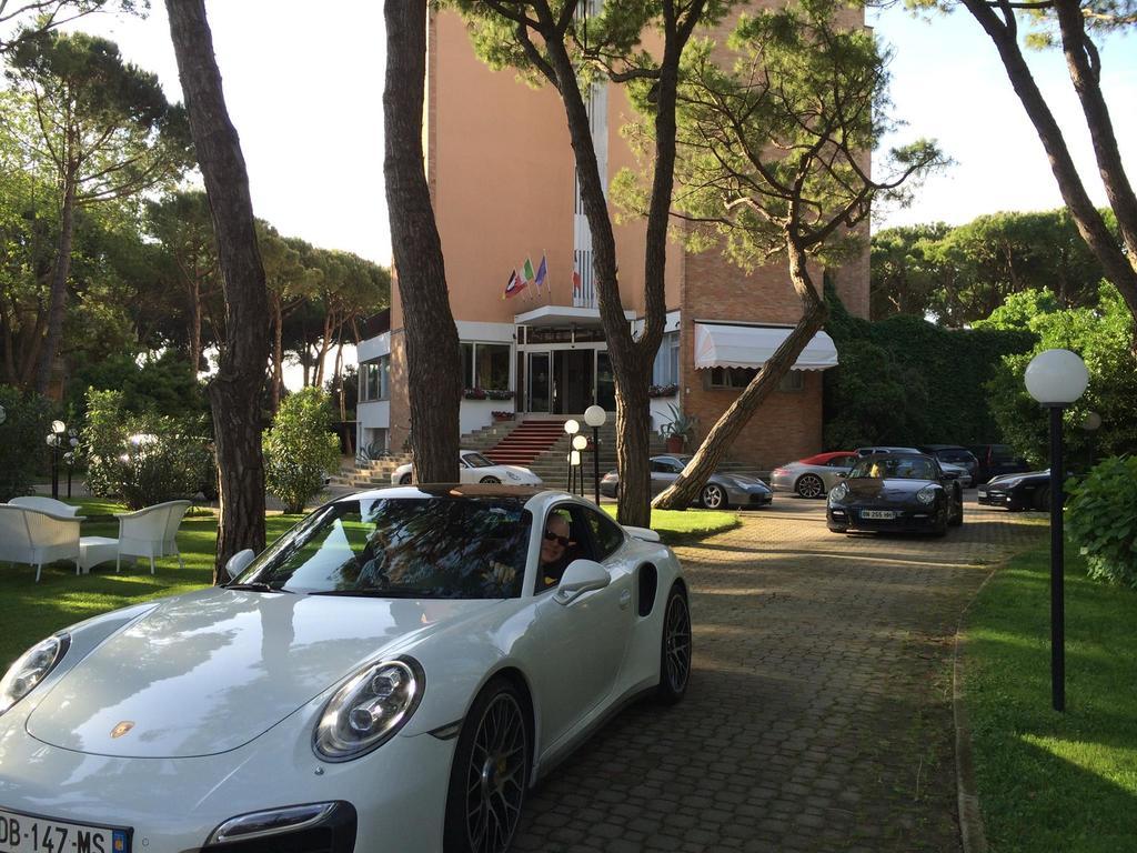 Hotel Beau Rivage Pineta Lido di Jesolo Exteriör bild